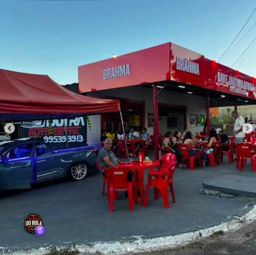 Clientes nas mesas do Do Bola no fim de tarde